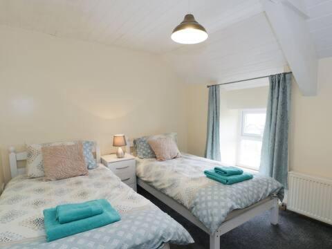 Ty Rhos, Farm Stay, Sleeps 4, Rhoshirwaun 2 Miles From อาเบอร์ดารอน ภายนอก รูปภาพ